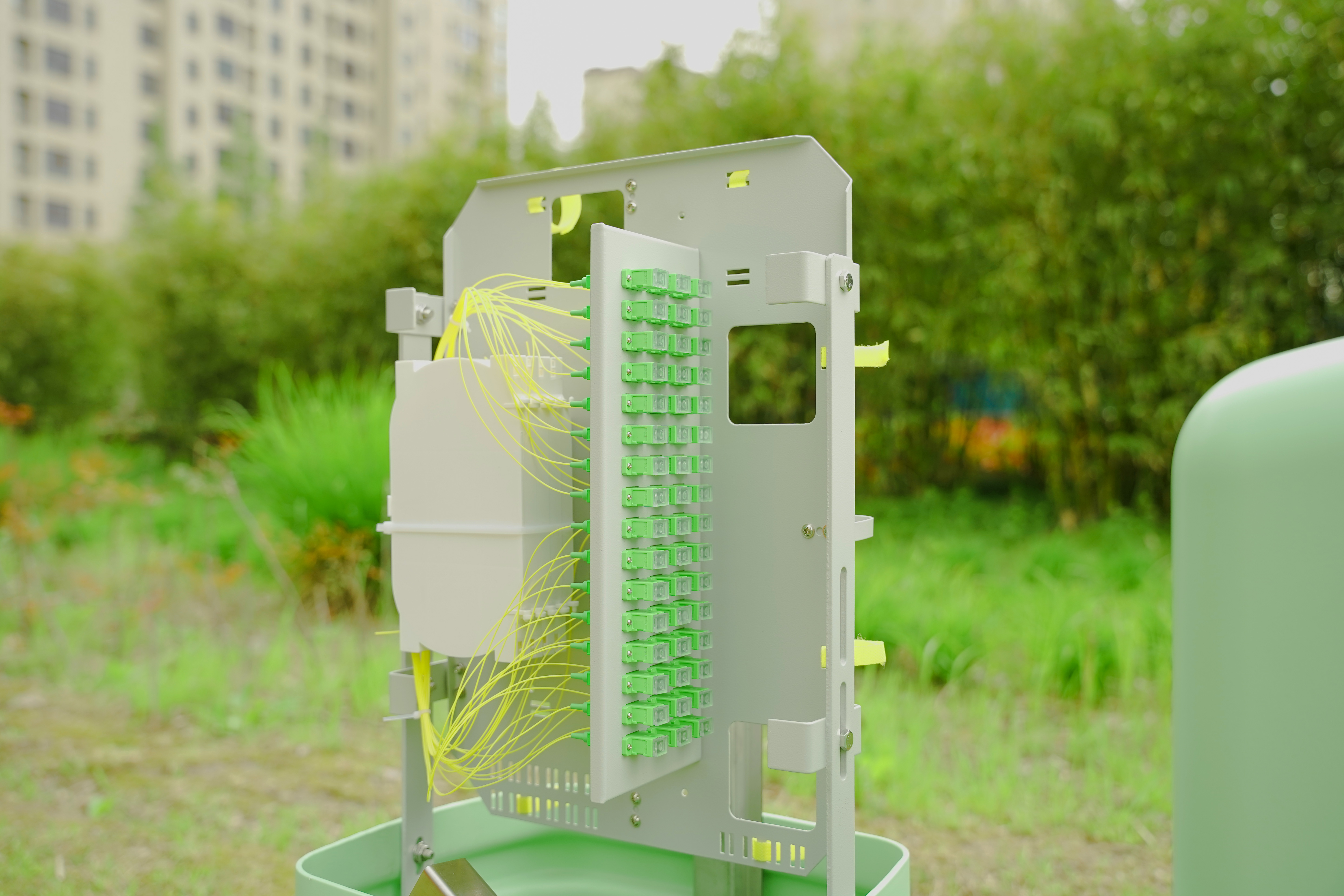 How to Install Fiber Optic Cable in an Outdoor Pedestal(2) Como instalar o cabo de fibra óptica em um pedestal externo(2)