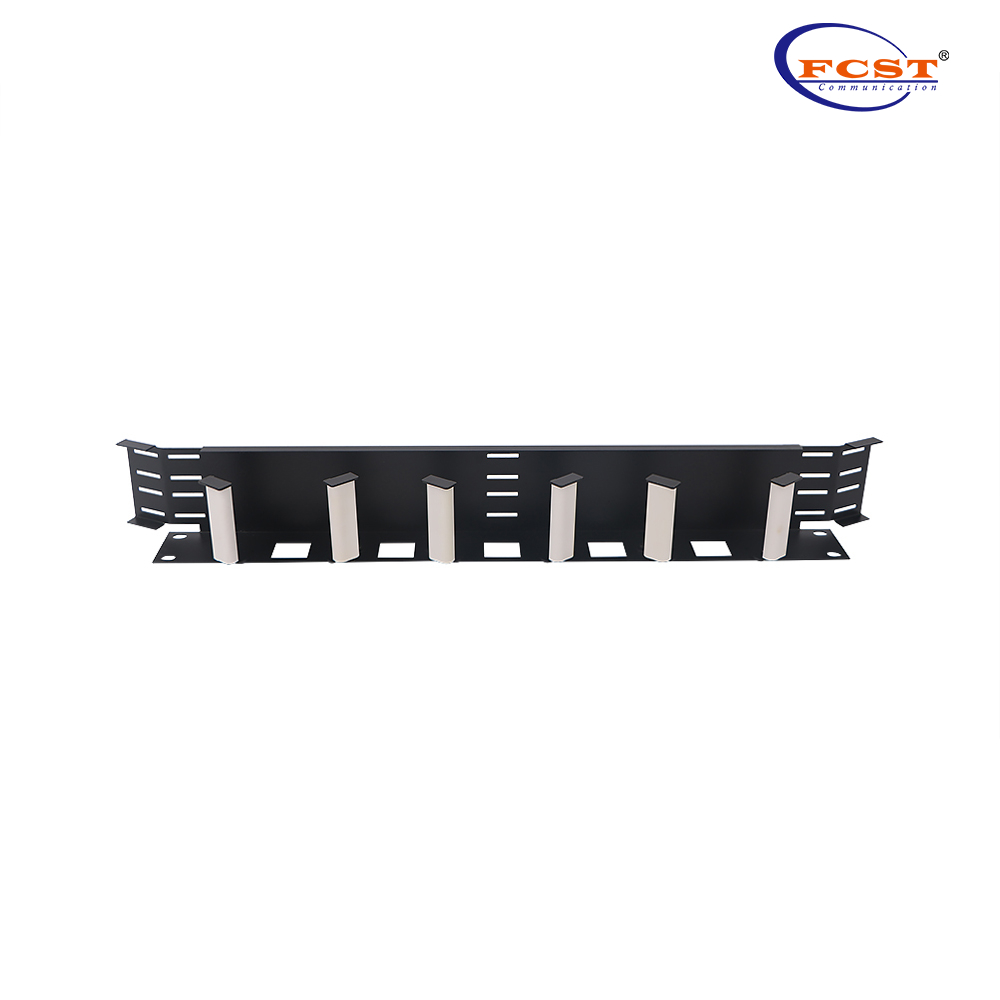 O organizador FCST-Horizontal 19 "e será instalado em 23 " "por adaptadores de dispositivo. eles. Ele tem uma fixação de velcro nas extremidades para os cabos. A barbatana frontal tem fins de identificação que o organizador possui orifícios frontais para a passagem de saltadores para a parte traseira do distribuidor. Inclui todos os fixadores necessários. "