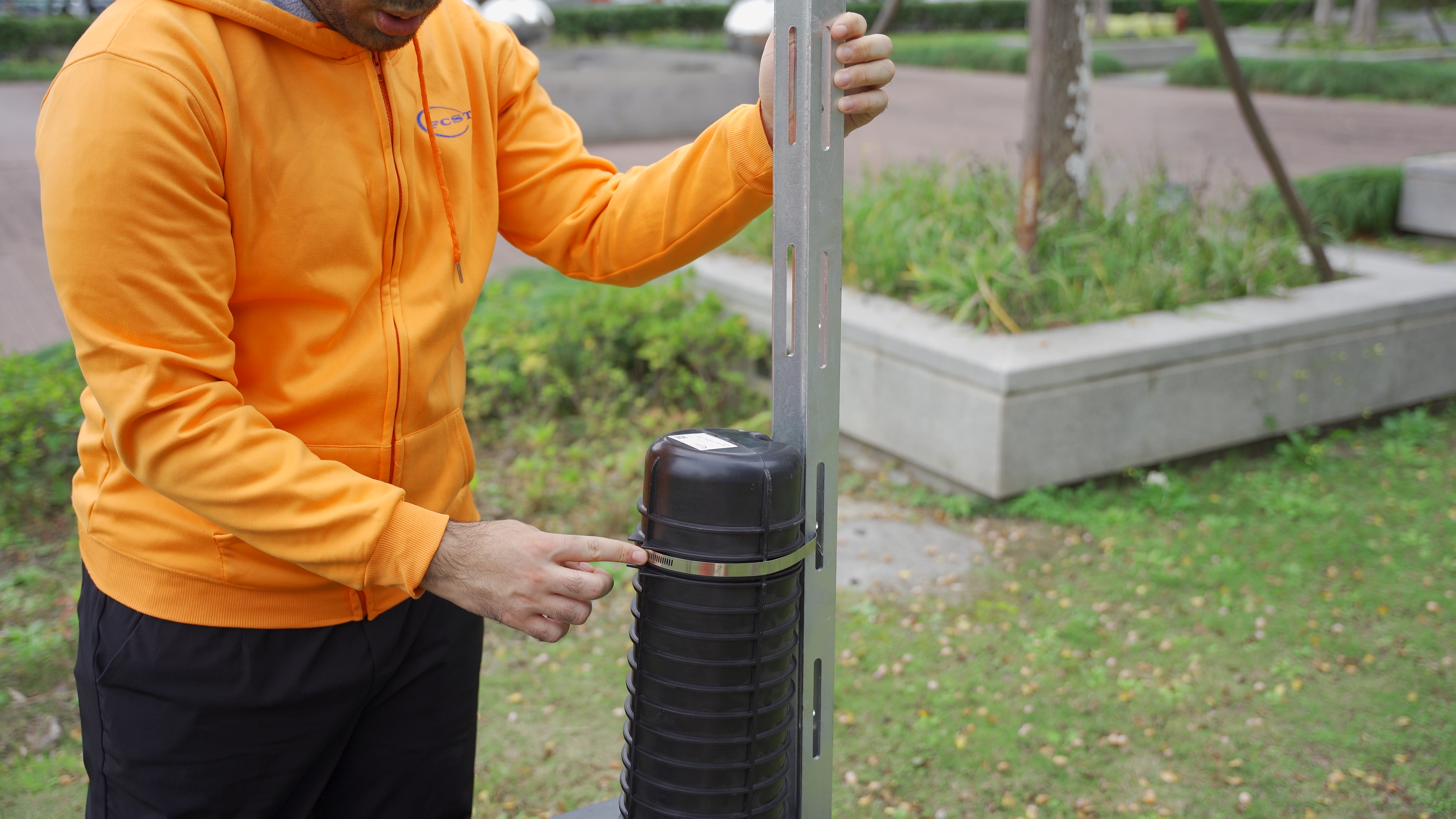 Como instalar um fechamento de emenda de fibra tipo c&uacute;pula em bueiro