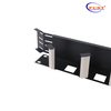 O organizador FCST-Horizontal 19 "e será instalado em 23 " "por adaptadores de dispositivo. eles. Ele tem uma fixação de velcro nas extremidades para os cabos. A barbatana frontal tem fins de identificação que o organizador possui orifícios frontais para a passagem de saltadores para a parte traseira do distribuidor. Inclui todos os fixadores necessários. "