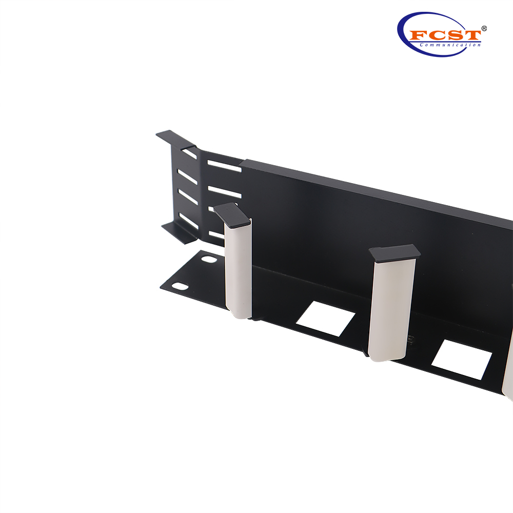 O organizador FCST-Horizontal 19 "e será instalado em 23 " "por adaptadores de dispositivo. eles. Ele tem uma fixação de velcro nas extremidades para os cabos. A barbatana frontal tem fins de identificação que o organizador possui orifícios frontais para a passagem de saltadores para a parte traseira do distribuidor. Inclui todos os fixadores necessários. "