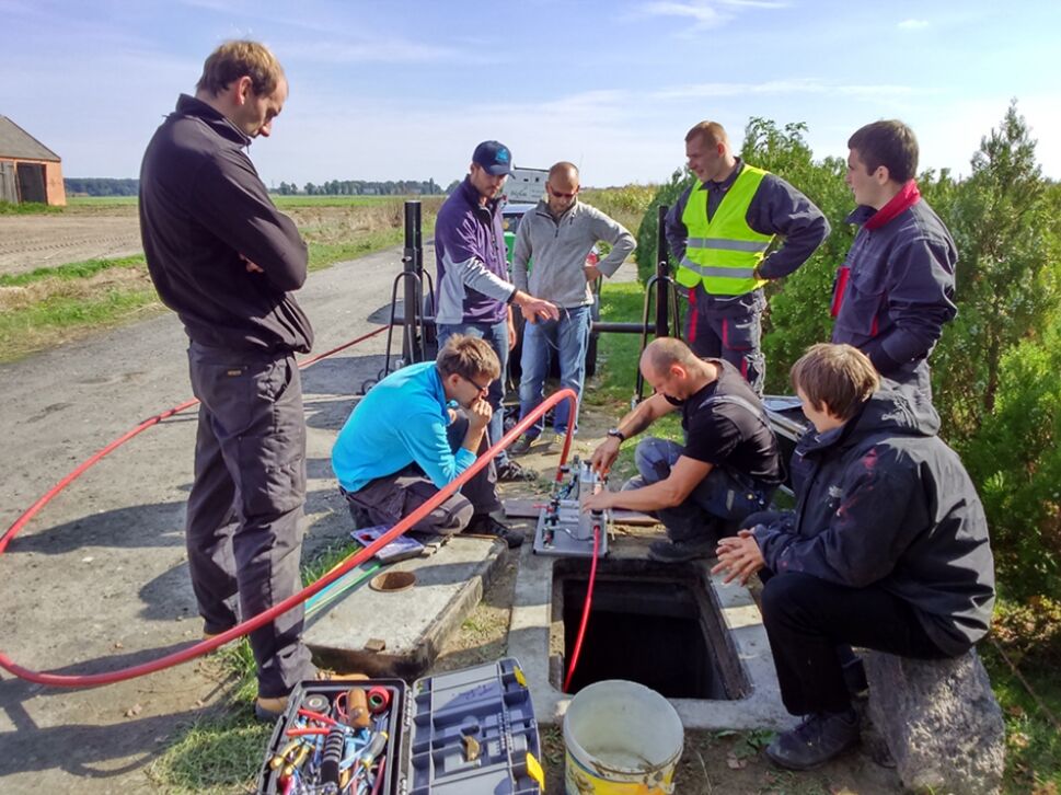 Como limpar microdutos antes de soprar fibra（1）