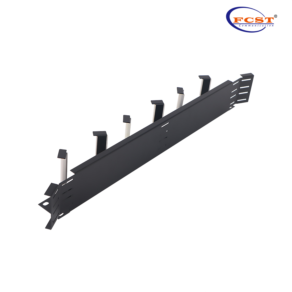 O organizador FCST-Horizontal 19 "e será instalado em 23 " "por adaptadores de dispositivo. eles. Ele tem uma fixação de velcro nas extremidades para os cabos. A barbatana frontal tem fins de identificação que o organizador possui orifícios frontais para a passagem de saltadores para a parte traseira do distribuidor. Inclui todos os fixadores necessários. "